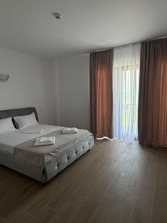 Cameră dublă cu draperii calde terracotta
